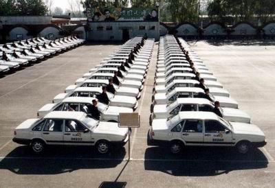 玛莎拉蒂车标绘画教程(玛莎拉蒂轿车图片车标)